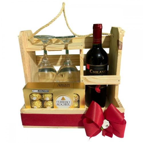 Cesta Romântica com Vinho, Taças e Bombons